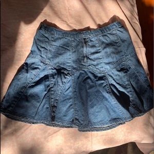 the CUTEST y2k ruffled hem denim skirt